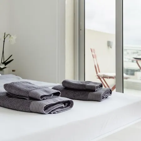 Daire Stunning By Beyond Air, Sliema-center! Near Pool! Sliema