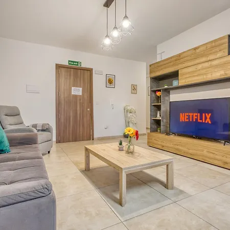 Stunning By Beyond Air, Sliema-center! Near Pool! * Sliema