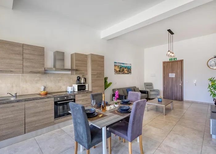 Apartman Stunning By Beyond Air, Sliema-center! Near Pool! *