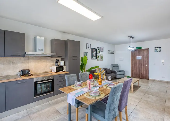 Stunning By Beyond Air, Sliema-center! Near Pool! * Sliema