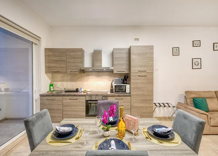 Apartman Stunning By Beyond Air, Sliema-center! Near Pool! *