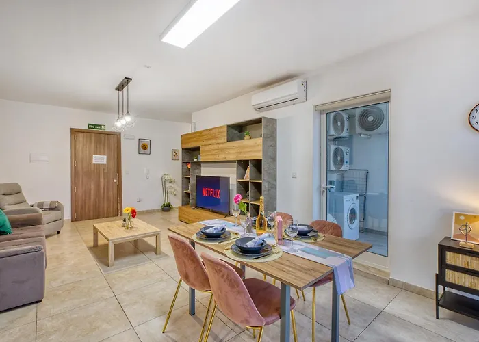 Apartman Stunning By Beyond Air, Sliema-center! Near Pool! *